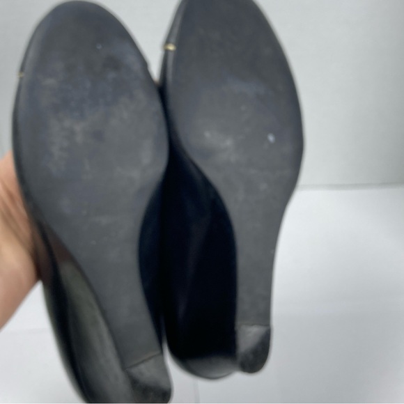 Tory Burch Women's Black Leather Cap Toe Wedge Pumps Gold Logo Tory Size 7.5M - Picture 10 of 11